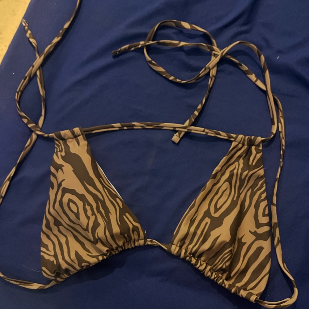 Bikini top size large but is fully adjustable I’m a 36DD and it’s almost to smal